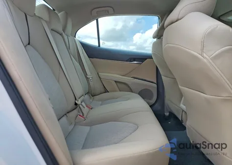 2020 Toyota Camry Le z USA, uszkodzony, nr VIN 4T1C11AK2LU996409